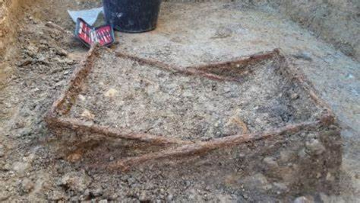 Eccezionale scoperta: rinvenuta in un’antica sepoltura una sedia di ferro pieghevole