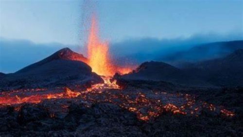 Erutta il Vulcano Piton de la Fournaise sull’isola di Réunion. Ecco le spettacolari immagini