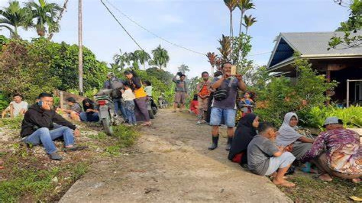 Centinaia di persone evacuate nell’Indonesia occidentale dopo un forte terremoto