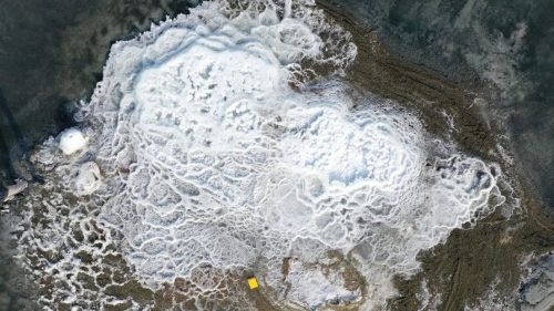 Strani cumuli bianchi si stanno sviluppando nel Great Salt Lake, negli USA