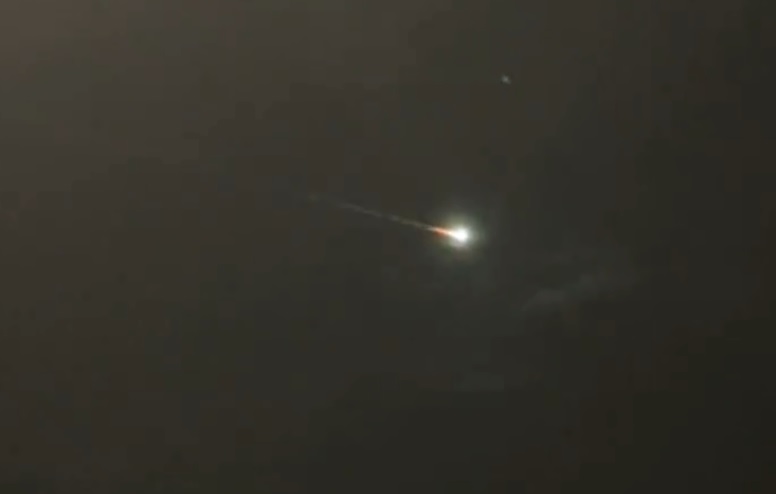 Meteora o detriti spaziali? Un oggetto luminoso sul cielo di Irlanda e Scozia