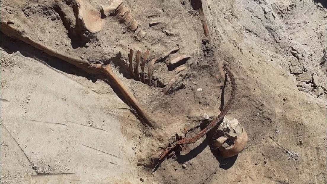 Lo scheletro di una donna “vampira” scoperto in Polonia. Aveva una falce al collo