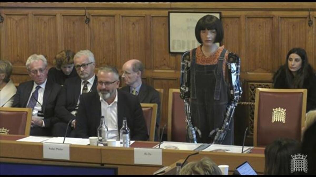 Un robot umanoide fa il suo debutto nel parlamento Britannico. VIDEO