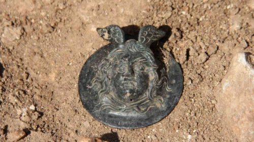 Turchia: rinvenuta antica e rara medaglia militare raffigurante Medusa