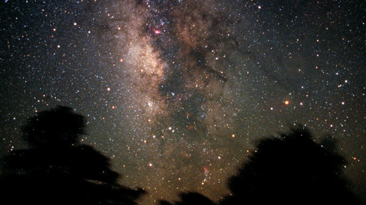 Milky-way-nucleus-Credit-Terence-Dickinson-ESA-1-1.jpg