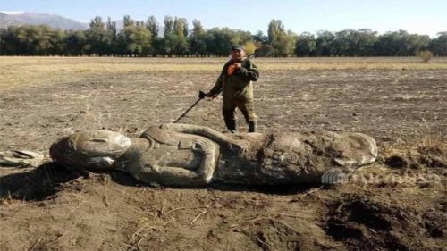 Kirghizistan: agricoltore scopre per caso un’antica statua del VI secolo
