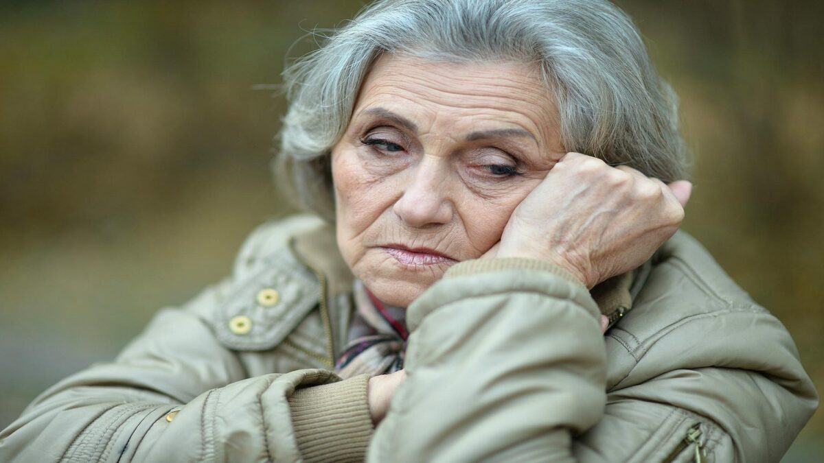 Sentirsi tristi e soli accelera l’invecchiamento più del fumo