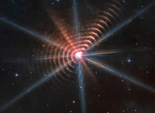 Incredibili anelli di polvere emergono da un sistema binario. La foto del Webb