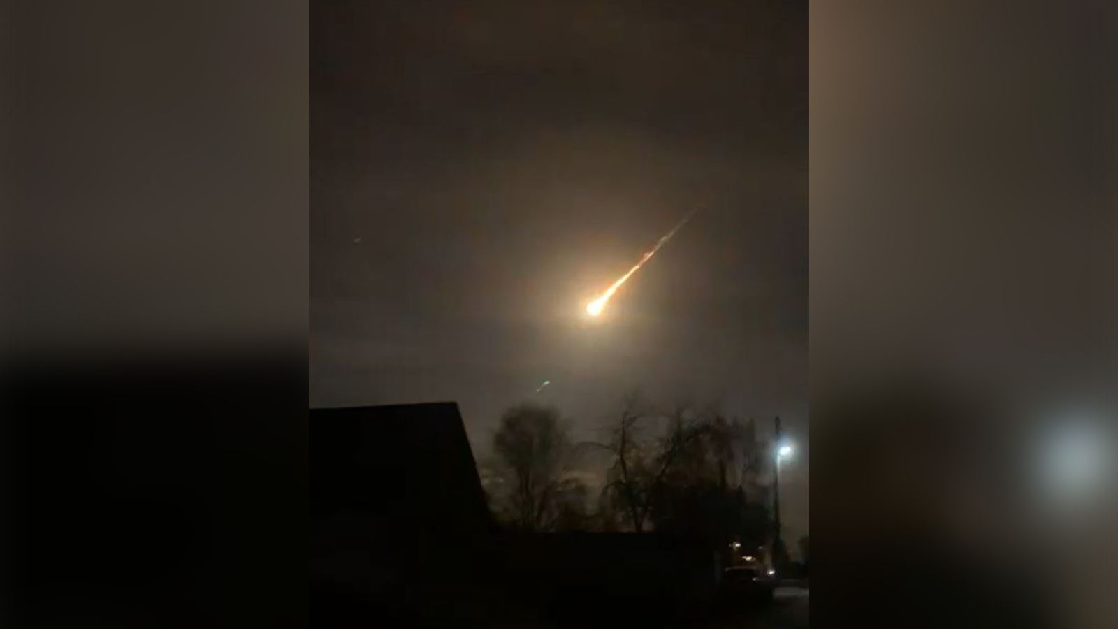 Un brillante oggetto spaziale illumina il cielo della Russia. Il video