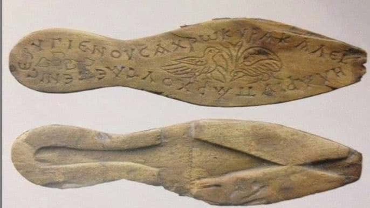 Scoperti antichi sandali da donna con un messaggio inciso in greco antico