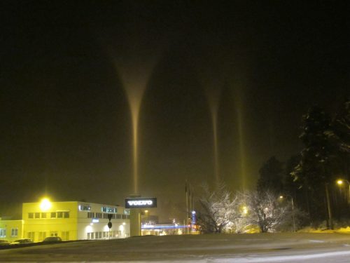 Strane colonne di luce sui cieli russi. Stupore tra la popolazione