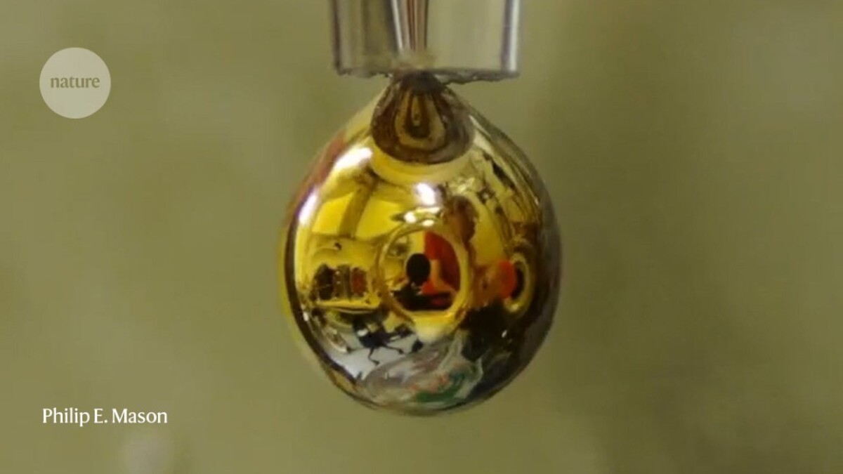 Acqua pura trasformata in metallo dorato e scintillante. Ecco come