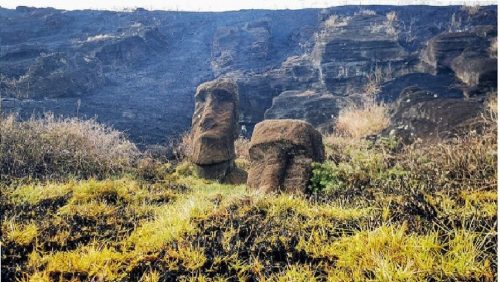 Un incendio provoca danni “irreparabili” ai moai dell’Isola di Pasqua
