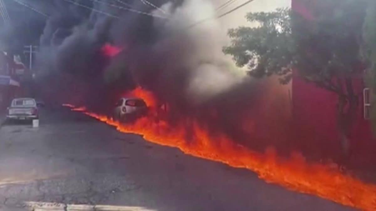 Treno travolge autocisterna: colossale incendio in Messico