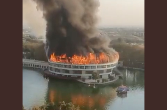 Gigantesco incendio a Teheran: panico all’Eram Park Lake