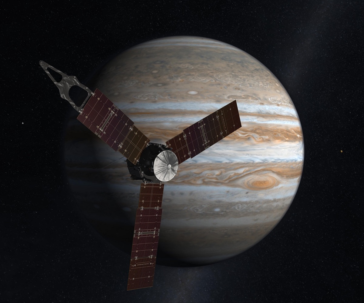 Spazio: Juno osserva la luna Europa e rivela la crosta ghiacciata fratturata da qualcosa che fuoriesce
