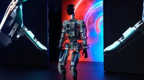 Elon Musk fa sfilare il suo nuovo robot umanoide Optimus. VIDEO