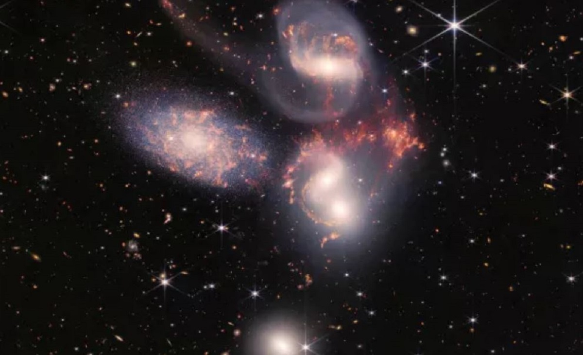 Individuate strane molecole che vorticano attorno ai buchi neri supermassicci: i dettagli della scoperta