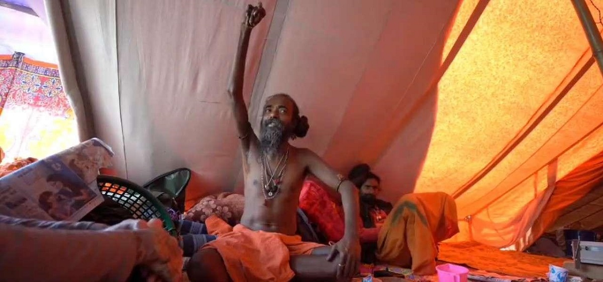 India: uomo tiene braccio destro alzato da più di 10 anni, ecco il motivo [VIDEO]