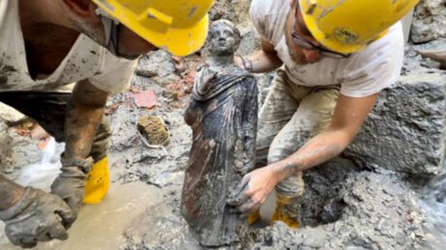 Eccezionale scoperta a San Casciano: 24 statue di bronzo riemergono dall’acqua