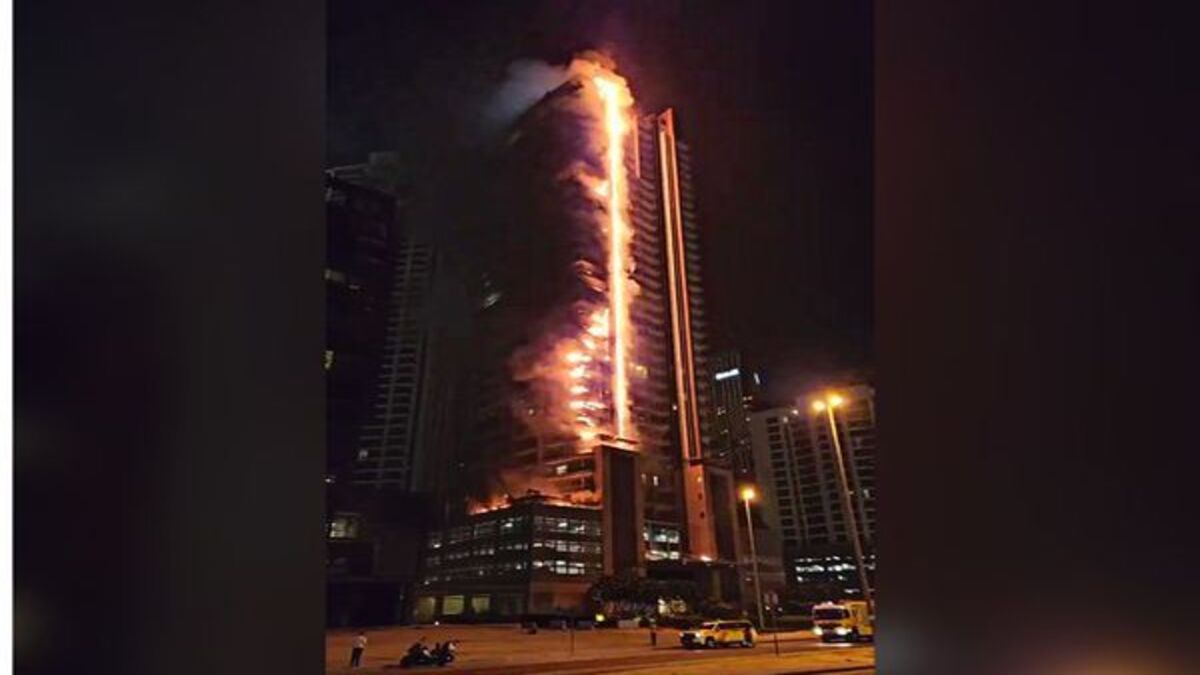 Dubai: grosso incendio in un grattacielo di 35 piani. Le impressionanti immagini