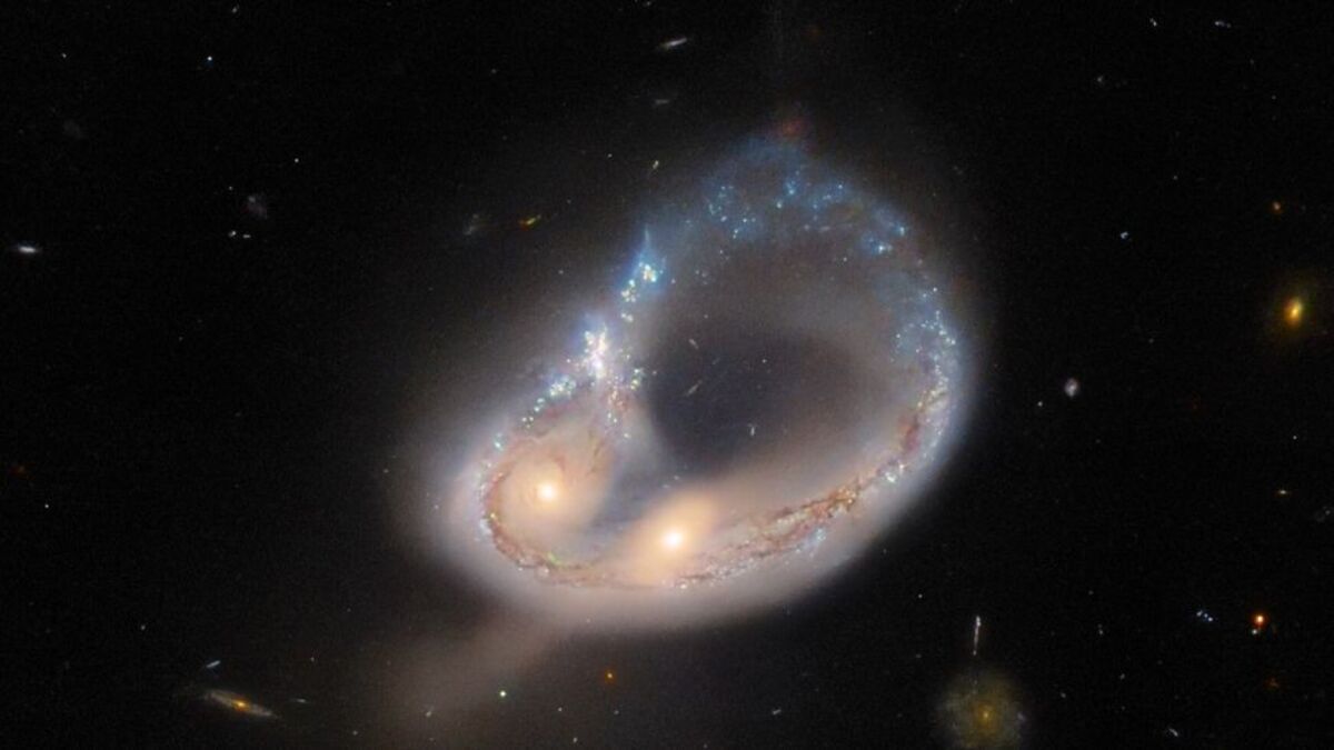 Hubble ci mostra un bellissimo anello di stelle formato da due galassie in collisione