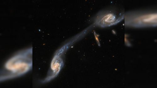 Hubble ci mostra due galassie lontane unite da un “ponte” luminoso