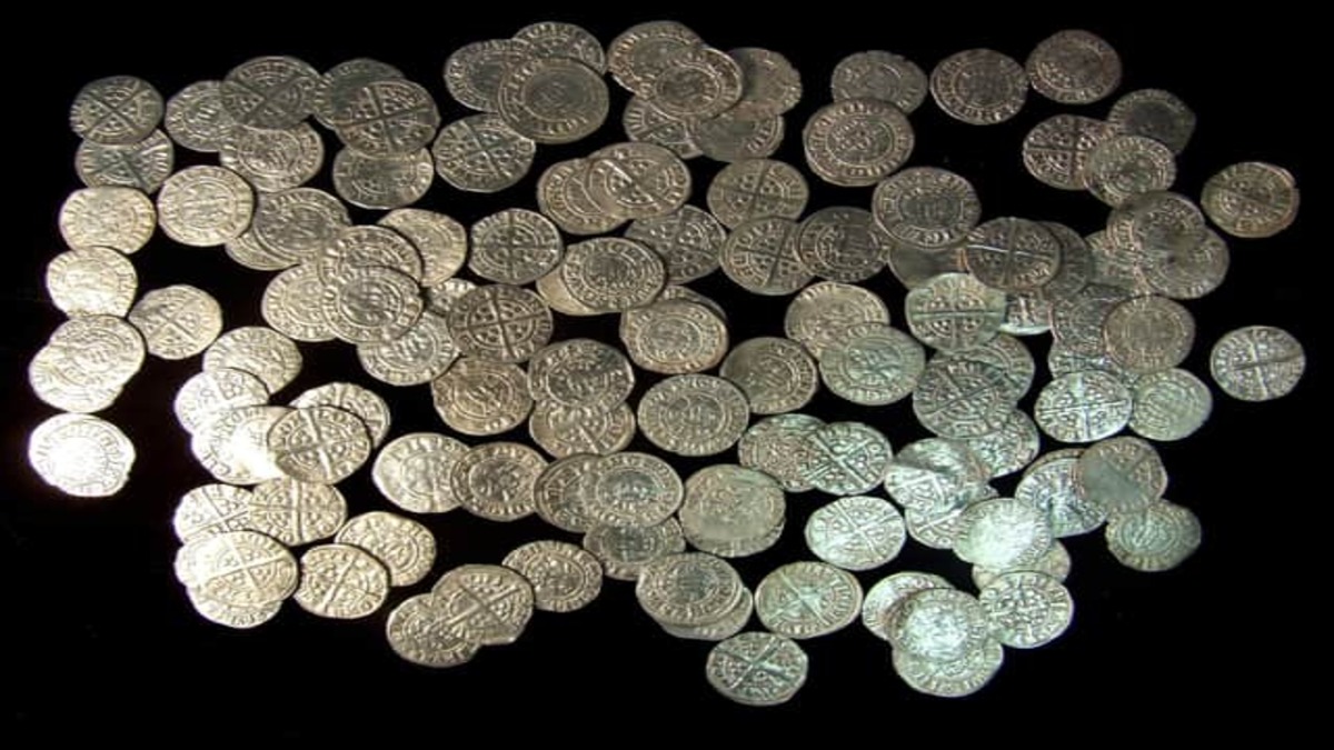 Scozia: scoperto un tesoro di oltre 8.000 monete medievali