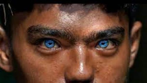 La tribù indonesiana dai rari occhi blu