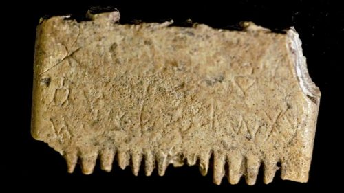 Israele: scoperto antico pettine in avorio con incantesimo per sradicare i pidocchi