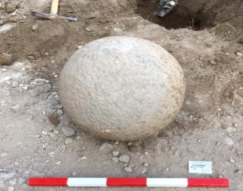 Melfi: antica palla di catapulta scoperta nel castello