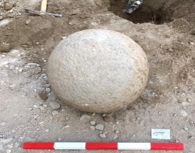 Melfi: antica palla di catapulta scoperta nel castello