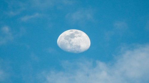 Perché vediamo la Luna anche di giorno?