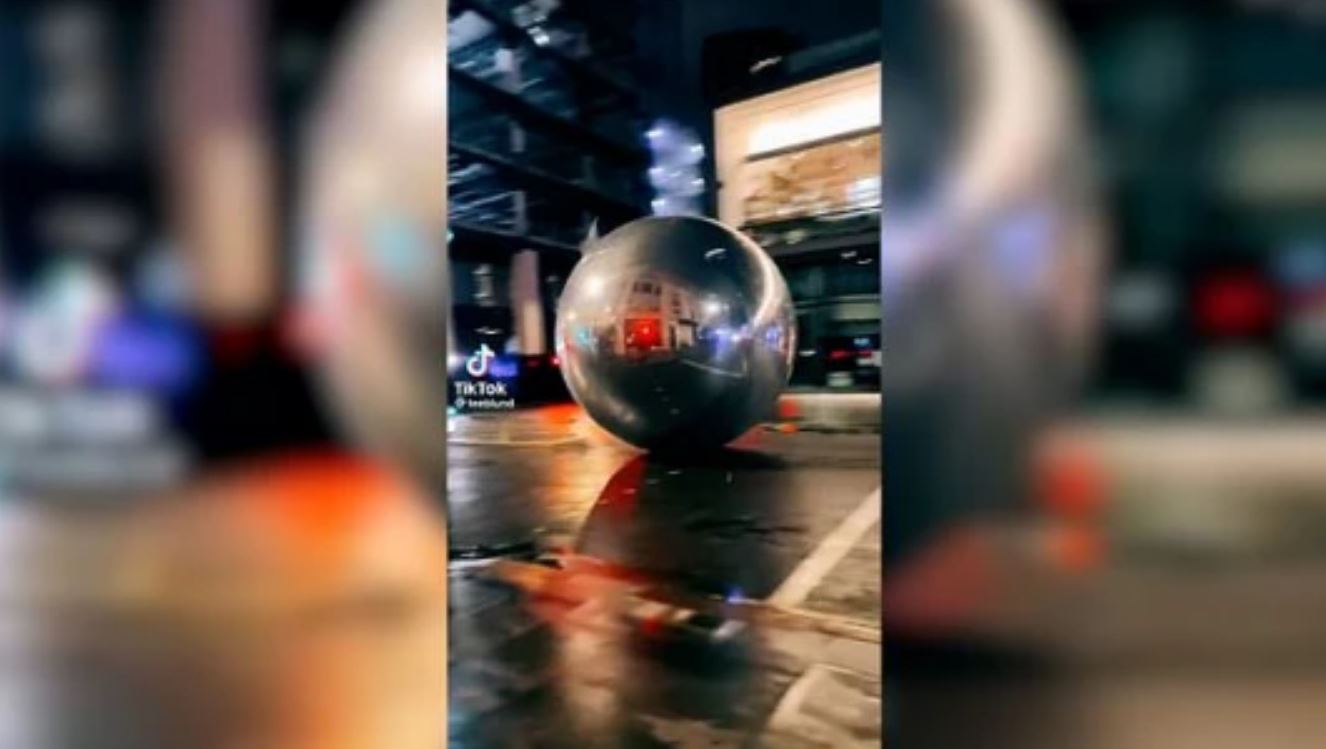 Sfere giganti rotolano e provocano il caos per le strade di Londra: il video