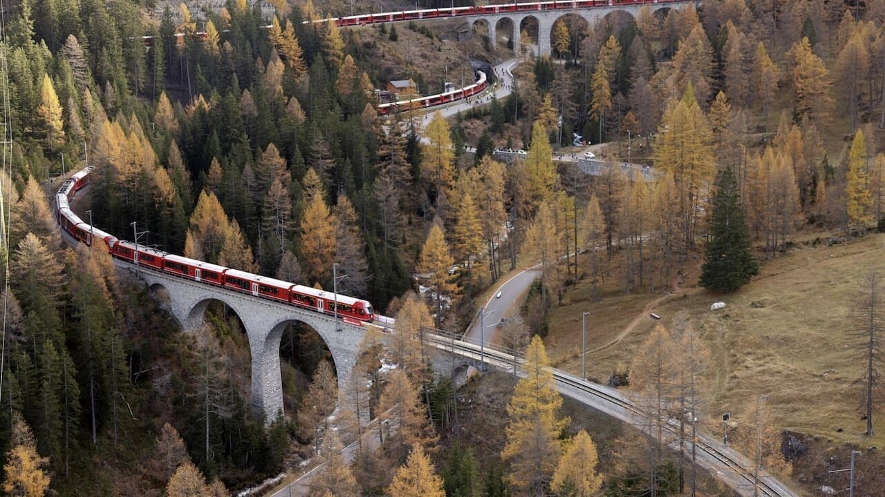 Un treno di 100 carrozze e lungo quasi due chilometri ha percorso la Svizzera