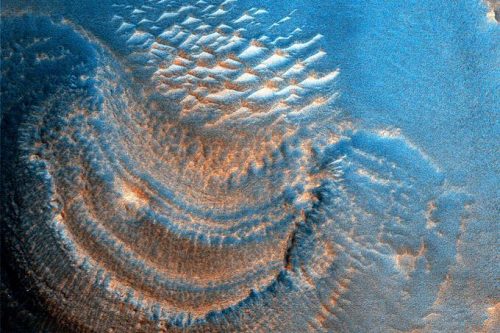 Misteriosi depositi nei crateri su Marte: l’immagine del MRO
