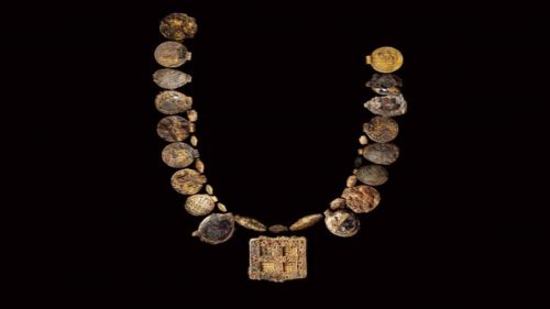 Inghilterra: scoperta antica collana in oro e pietre preziose