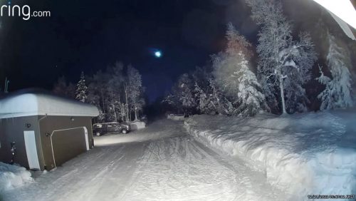 Una brillante meteora illumina il cielo dell’Alaska durante il solstizio d’inverno
