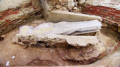 Rivelato il contenuto del misterioso sarcofago scoperto a Notre Dame
