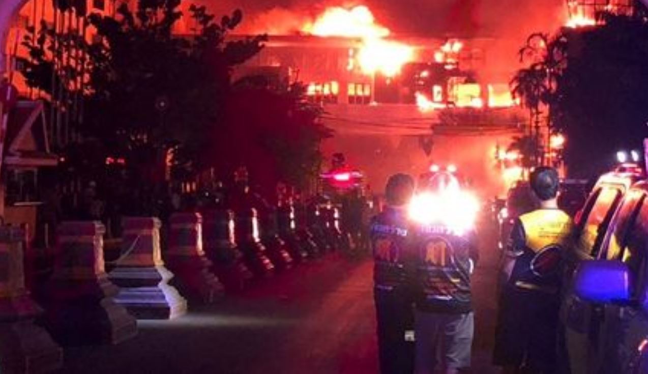 Devastante incendio divampa in un hotel: almeno dieci morti e decine di feriti