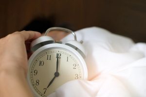 Secondo una ricerca posporre la sveglia fa male alla salute, ecco lo studio