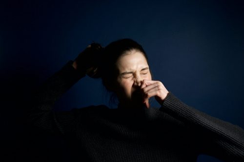 Gli starnuti e il loro cattivo odore: cosa indicano per la nostra salute?