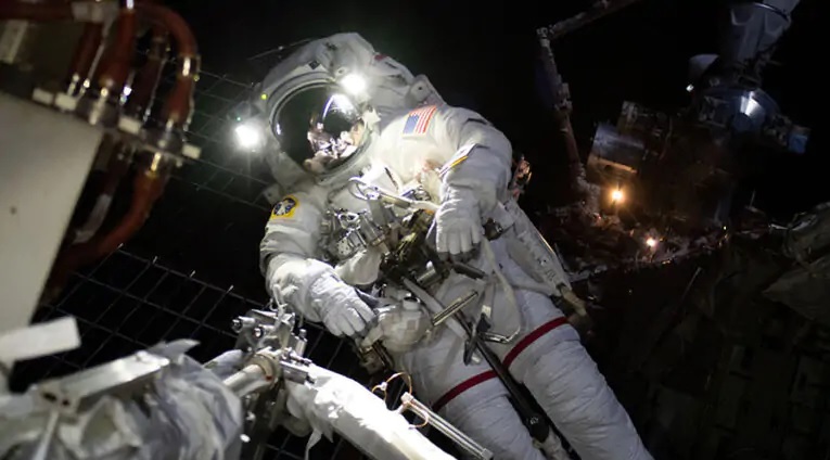 Rischio collisione per la Stazione Spaziale: rinviata passeggiata degli astronauti