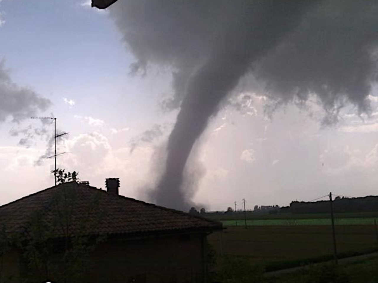 Spagna: tornado semina il panico nella città di Marbella