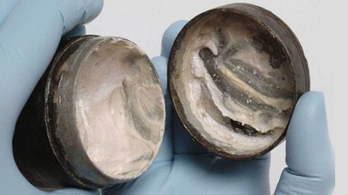 Londra: scoperta crema per il viso di epoca romana con impronte ben visibili