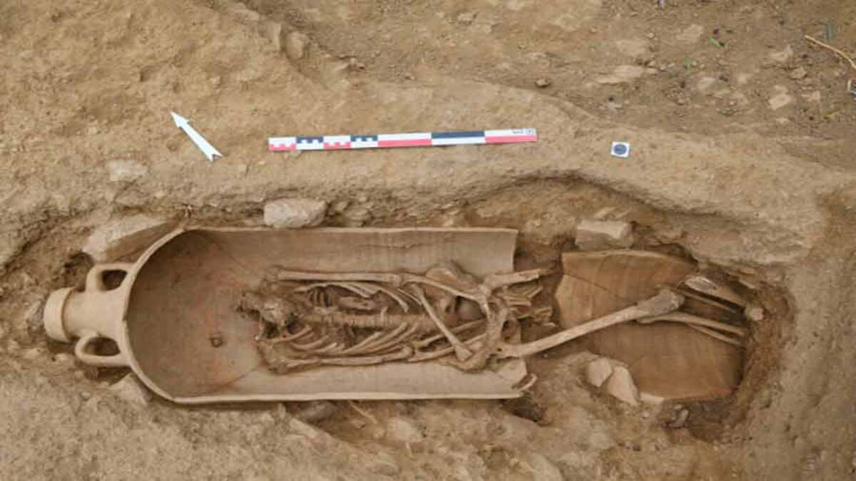 Scheletri sepolti in anfore giganti scoperti in un’antica necropoli