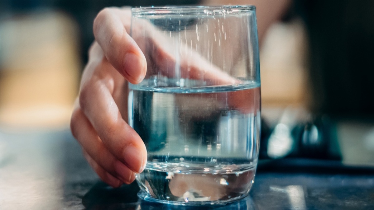 Bere poca acqua riduce l’aspettativa di vita e accelera l’invecchiamento. Lo studio