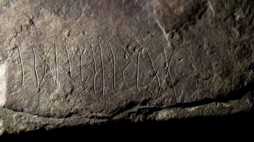 Norvegia: gli archeologi hanno scoperto la pietra runica più antica del mondo