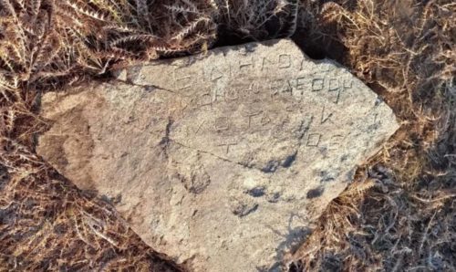 Misteriose iscrizioni rupestri in greco scoperte su una montagna dell’Asia centrale