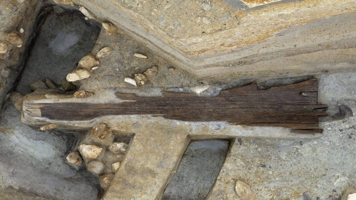 Giappone: gli archeologi portano alla luce una rara scultura in legno